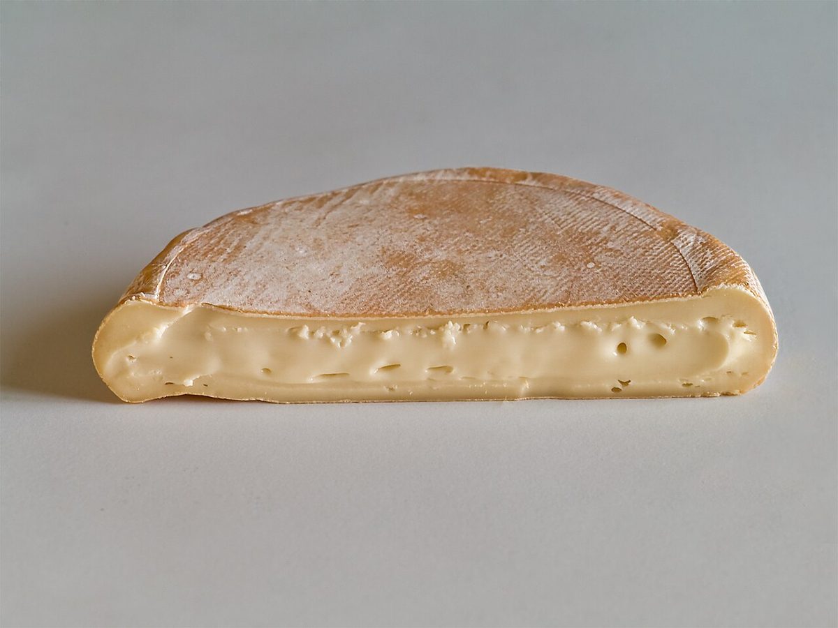 Reblochon, photographed